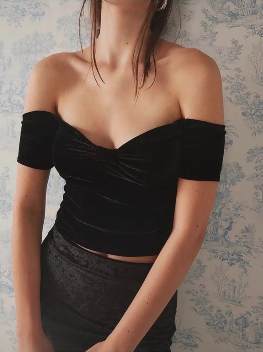 Kimchi Blue Off-Shoulder Velvet Crop Top in Black